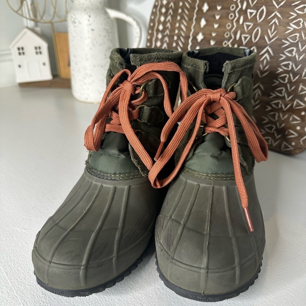 Khombu Olive Green Outdoor Crest Duck Boots with Orange Laces Women's - Size 9 - Picture 3 of 9